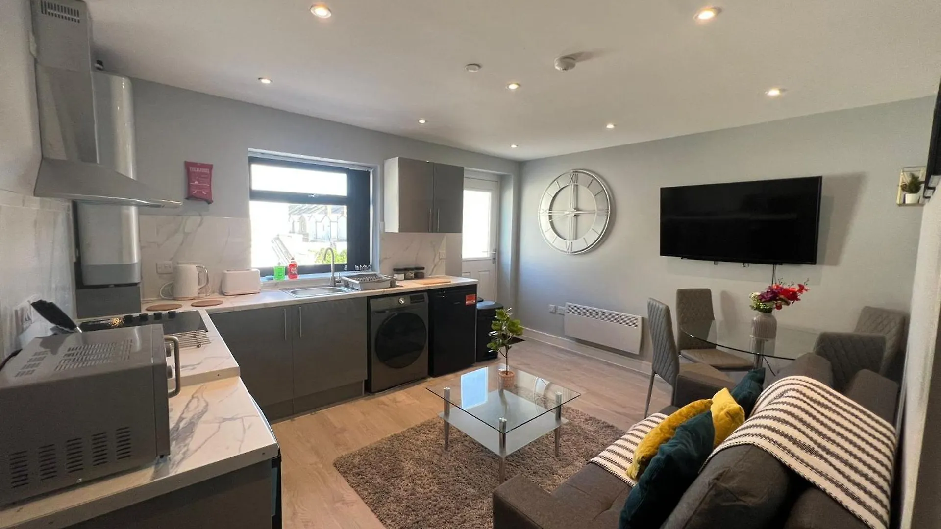 New Modern Flat! Monthly Discount! Near City Centre Cardiff