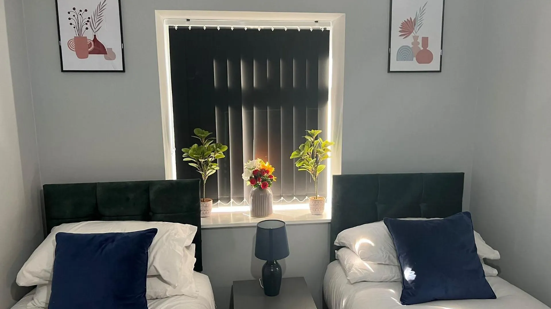 New Modern Flat! Monthly Discount! Near City Centre Cardiff 0*,