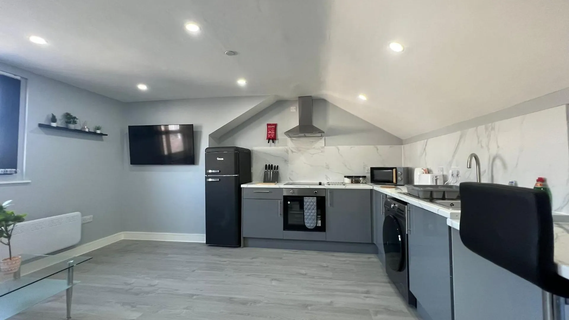 New Modern Flat! Monthly Discount! Near City Centre Cardiff 0*,