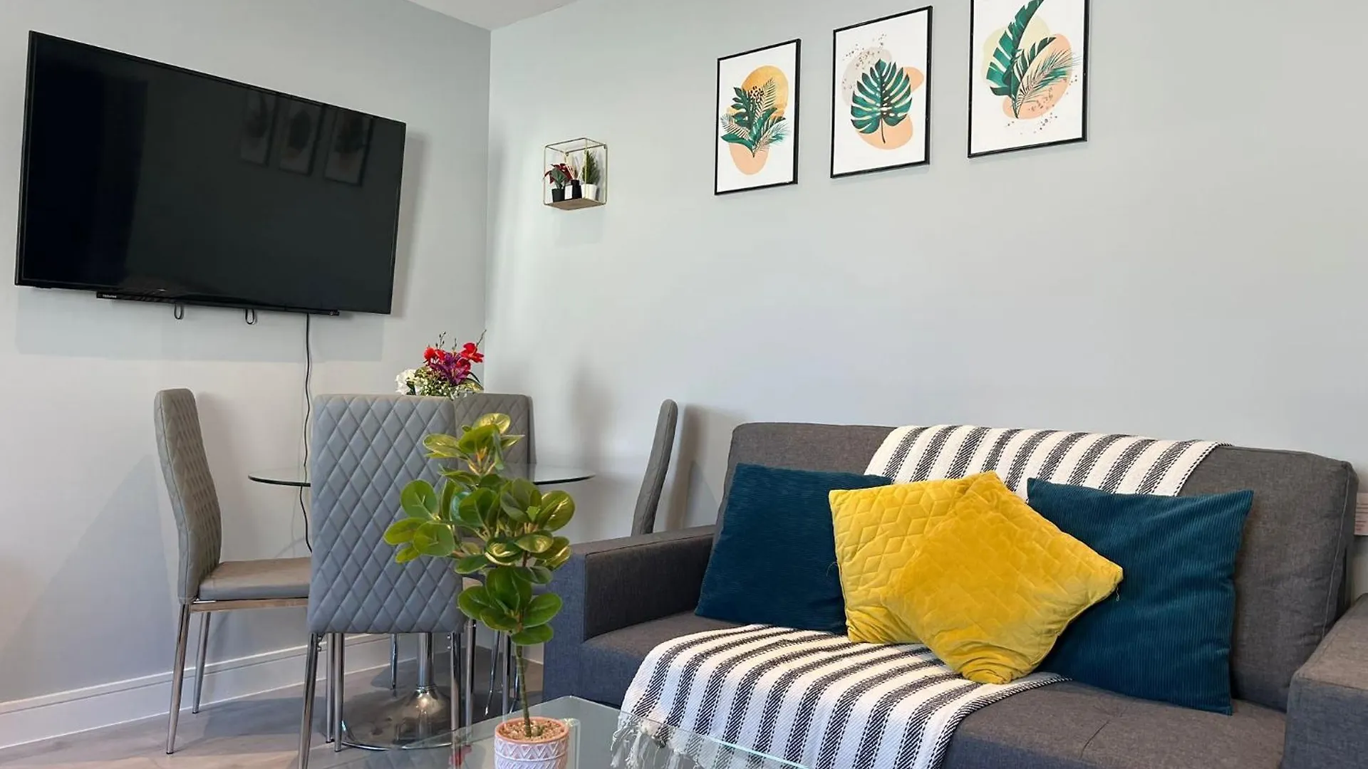 New Modern Flat! Monthly Discount! Near City Centre location